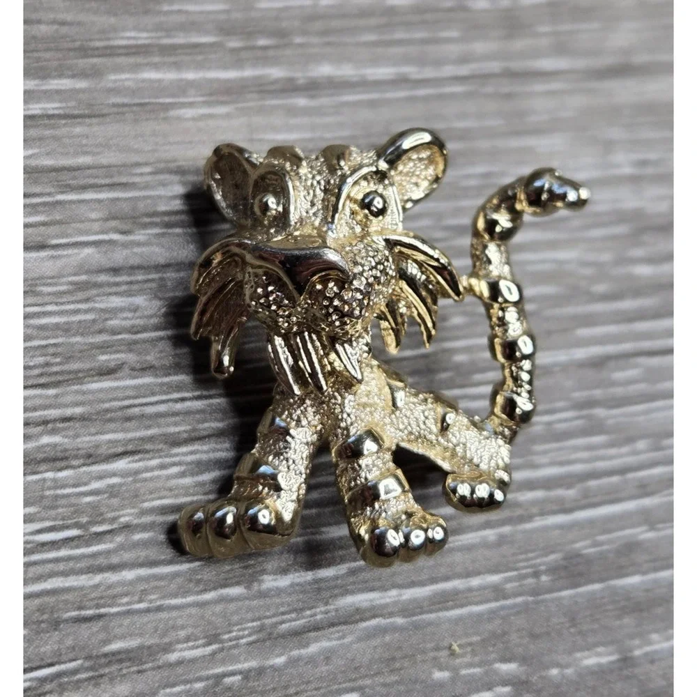 Vintage Tiger Brooch Pin Gold Tone Figural Animal Textured Costume Jewelry